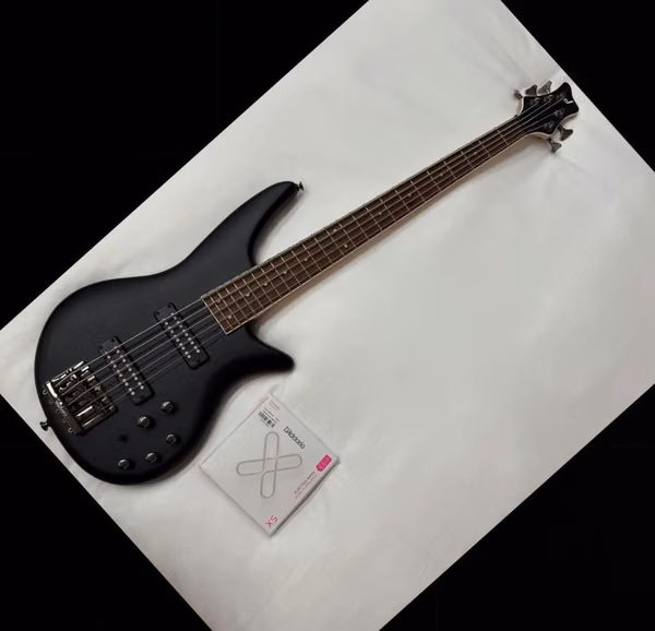 Bajo Eléctrico Jackson JS3 V Spectra Satin Black + Estuche + Cuerdas Daddario Antioxidantes
