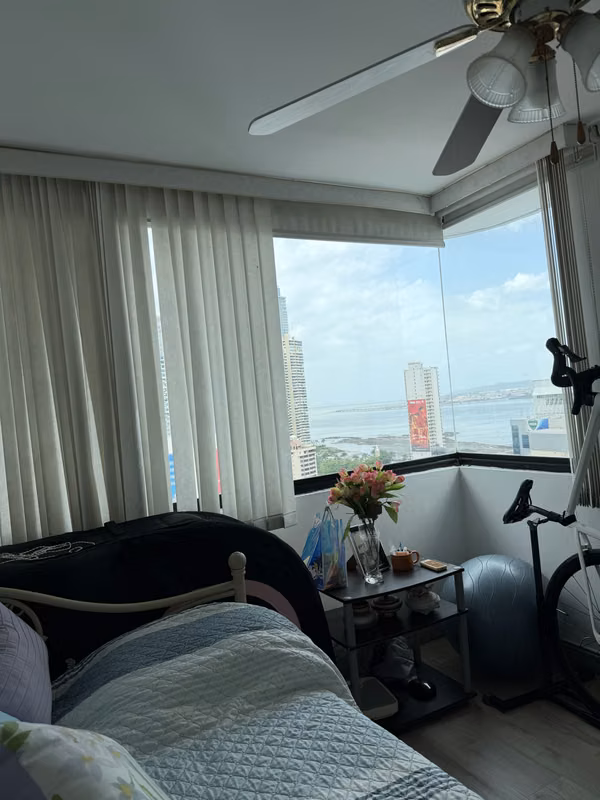 Renovated apartment, top floor, 2 parkings, sea view, central. Direct client alone.