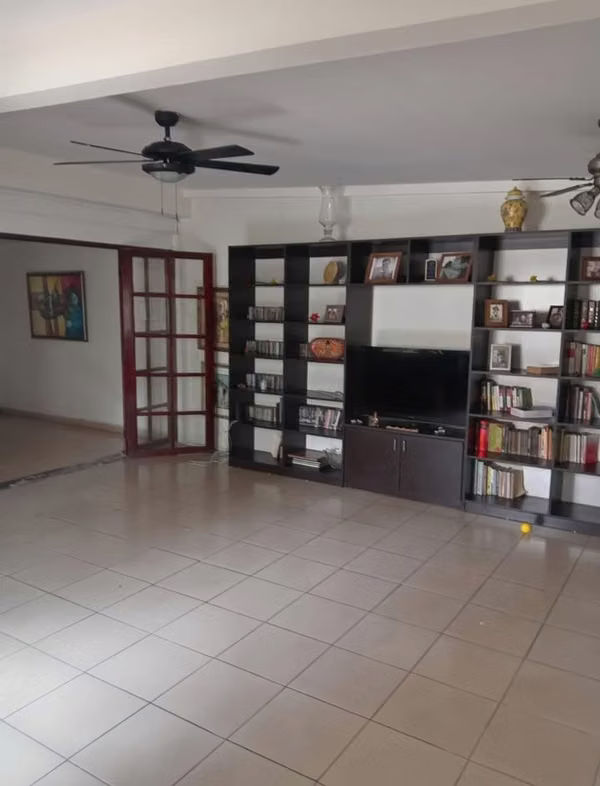 Se alquila linda casa en vía españa