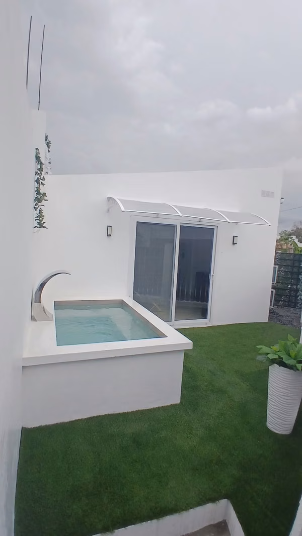 BEACH HOUSE IN CROWNED WITH BEACH CLUB