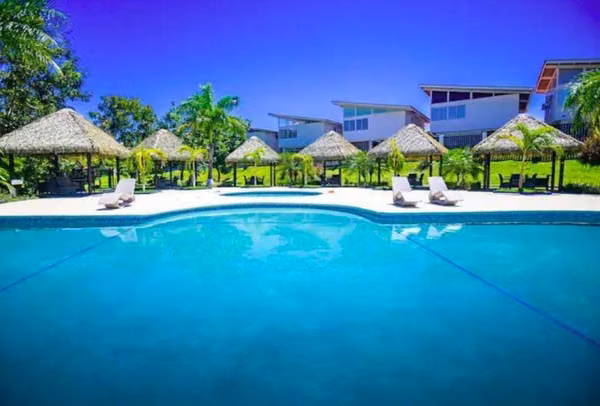 BEACH HOUSE IN CROWNED WITH BEACH CLUB