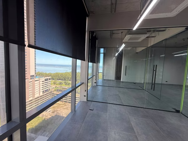 Alquiler de Oficina en Costa del Este con Vista parcial al Mar