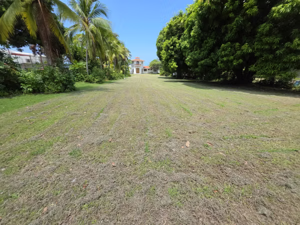 I SELL HOME. LAND. CORONADO. IN FRONT OF THE PLAY. BEACH.