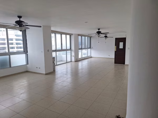 ¡En Alquiler! Amplio Apartamento con Línea Blanca en Marbella