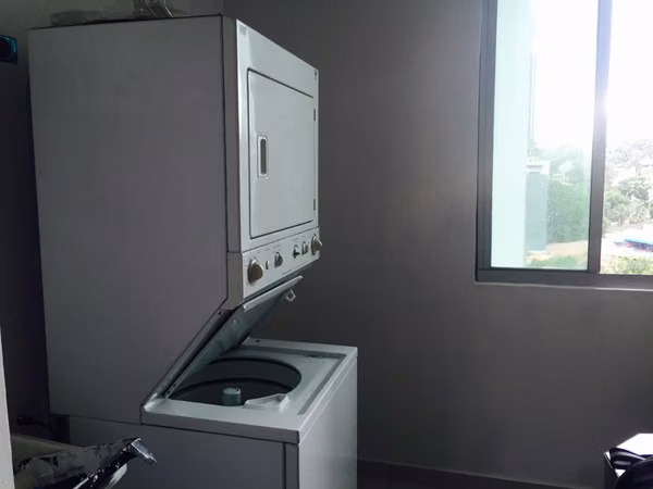 alquiler de apartamento en obarrio, 115 mts2, 2 recamaras 2 baños, balcón, amueblado