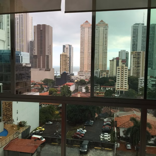 alquiler de apartamento en obarrio, 115 mts2, 2 recamaras 2 baños, balcón, amueblado
