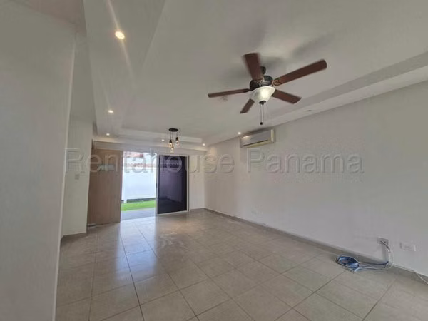 Venta de Casa de Esquina Paseo del Norte Adventure 26SPCG8712