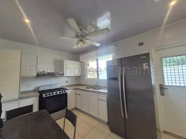 Venta de Casa de Esquina Paseo del Norte Adventure 26SPCG8712