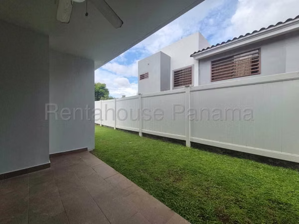 Venta de Casa de Esquina Paseo del Norte Adventure 26SPCG8712