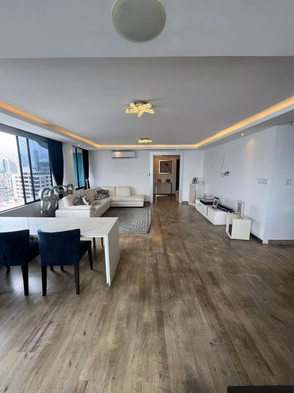I AM SELLING AN APARTMENT IN MARBELLA, 3 BEDROOMS, 287M2, WITH BALCONY.