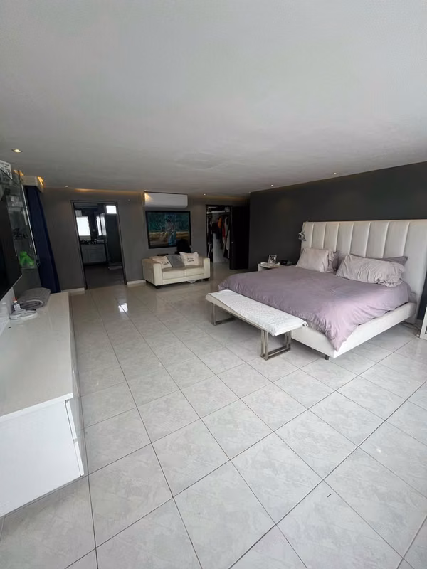 I AM SELLING AN APARTMENT IN MARBELLA, 3 BEDROOMS, 287M2, WITH BALCONY.