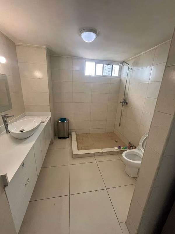 I AM SELLING AN APARTMENT IN MARBELLA, 3 BEDROOMS, 287M2, WITH BALCONY.