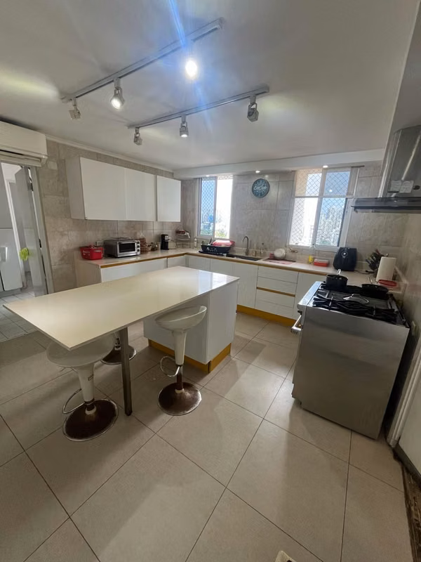 I AM SELLING AN APARTMENT IN MARBELLA, 3 BEDROOMS, 287M2, WITH BALCONY.