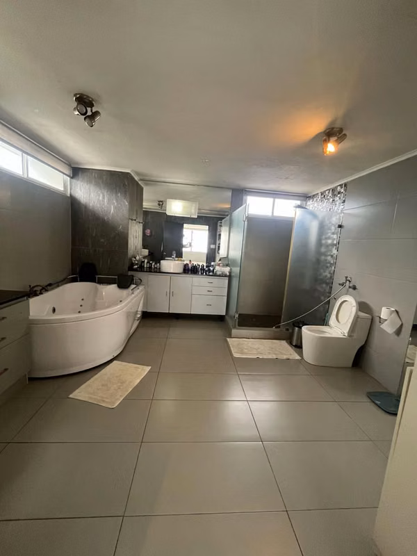 I AM SELLING AN APARTMENT IN MARBELLA, 3 BEDROOMS, 287M2, WITH BALCONY.