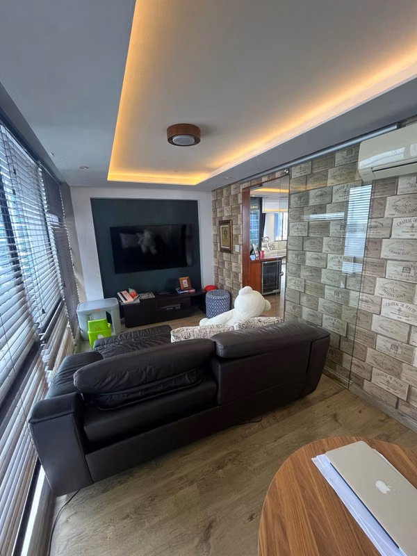 I AM SELLING AN APARTMENT IN MARBELLA, 3 BEDROOMS, 287M2, WITH BALCONY.