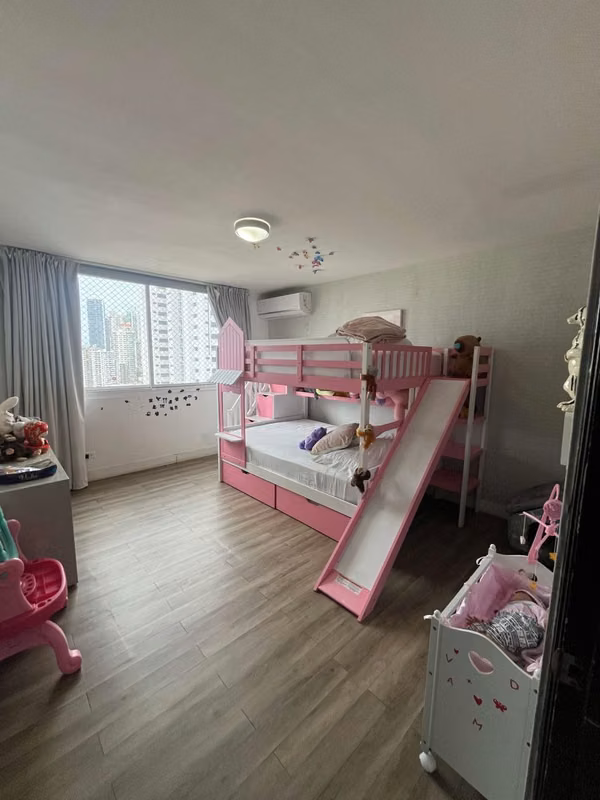 I AM SELLING AN APARTMENT IN MARBELLA, 3 BEDROOMS, 287M2, WITH BALCONY.