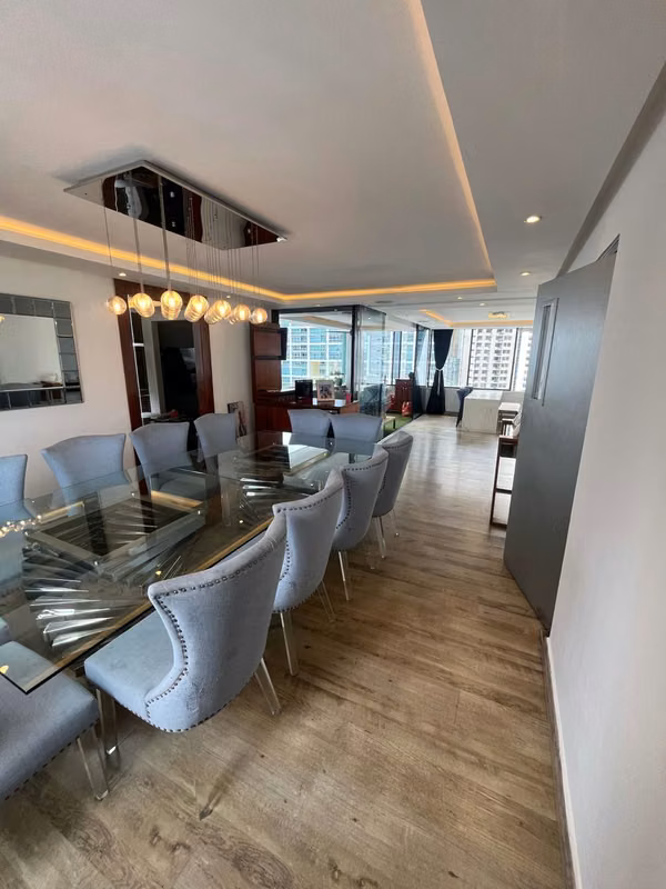 I AM SELLING AN APARTMENT IN MARBELLA, 3 BEDROOMS, 287M2, WITH BALCONY.