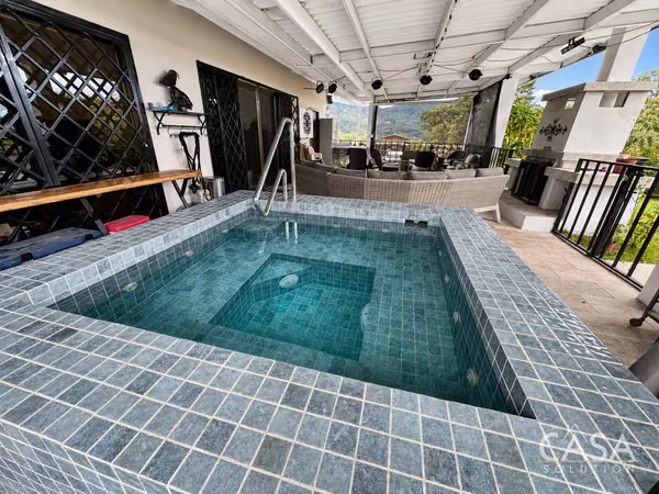3-Bedroom Home with Mountain Views &amp; Jacuzzi in Alto Boquete