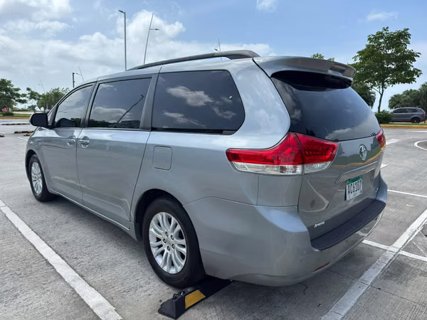 2013 TOYOTA SIENNA PREMIUN XLE