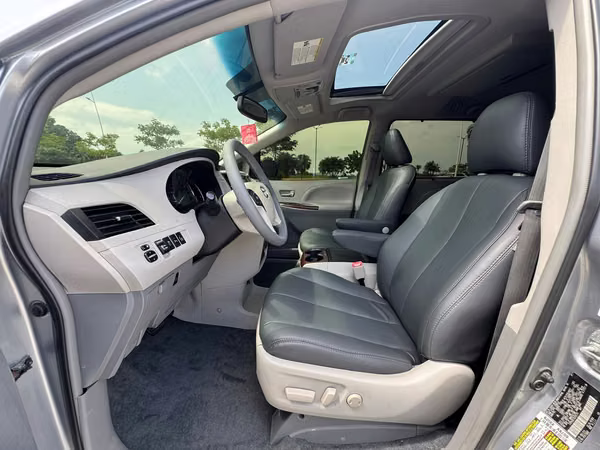 2013 TOYOTA SIENNA PREMIUN XLE