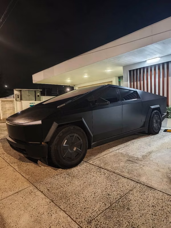 Tesla Cybertruck 2025 pick up