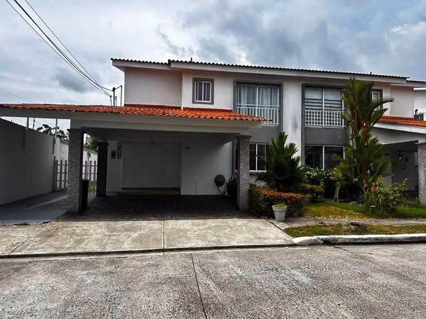  Se alquila hermosa casa amueblada en Versalles del Oeste – La Chorrera - Montelimar
