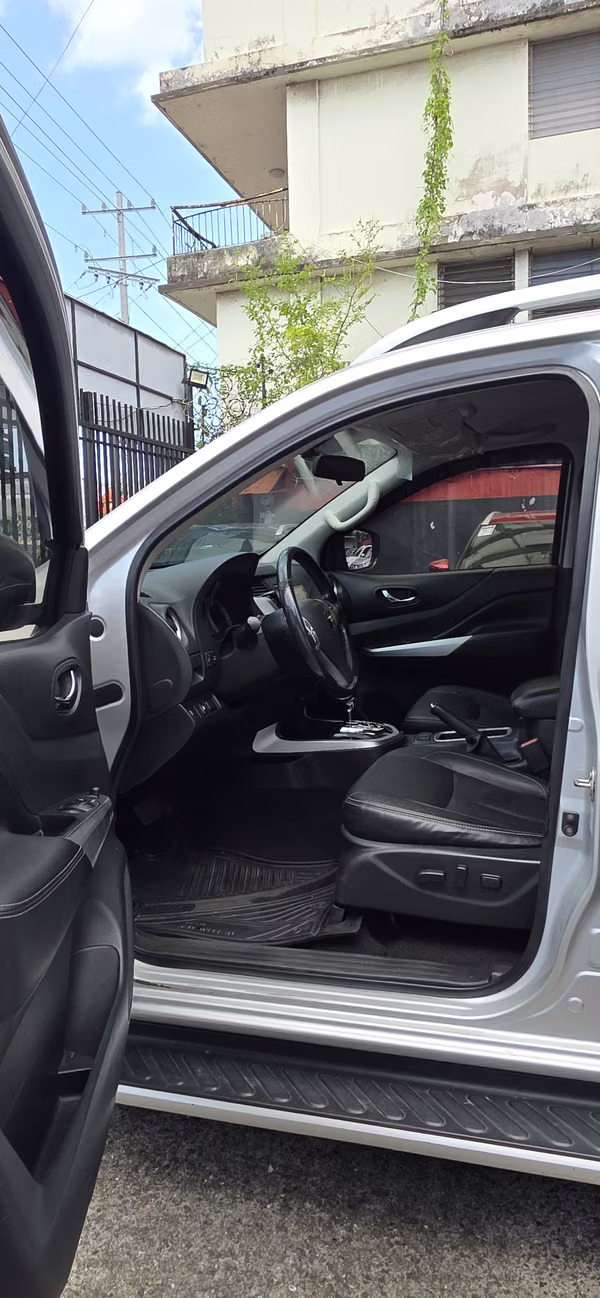 NISSAN FRONTIER NP300  DOBLE CABINA AUTOMÁTICA 2020