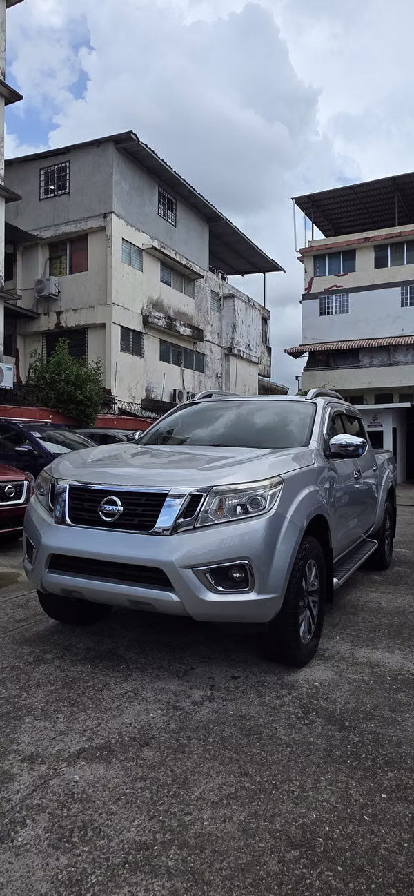 NISSAN FRONTIER NP300  DOBLE CABINA AUTOMÁTICA 2020