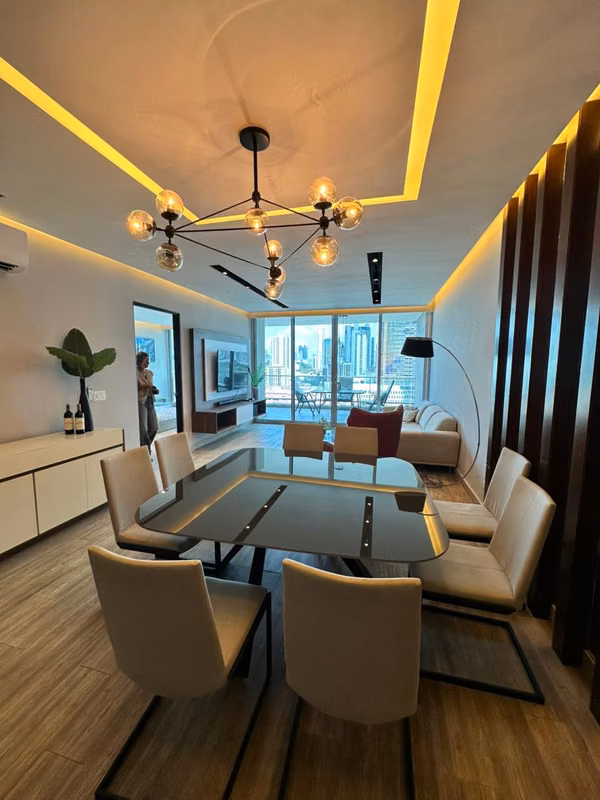 Alquiler en Avenida Balboa | 2 Recámaras | Vista al Mar - Piso Alto
