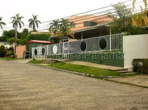 Venta de Amplia Casa en Los Ángeles (1,054 m²) - 27GP532