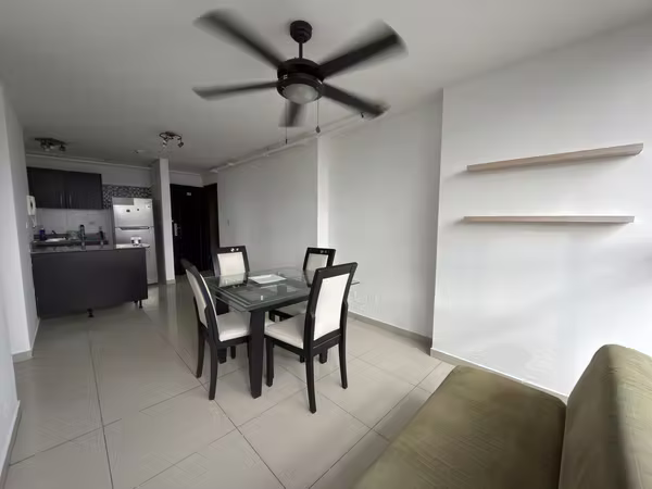 Alquilo apartamento en Via España, 2 recamaras, amoblado, 80m2, area social.