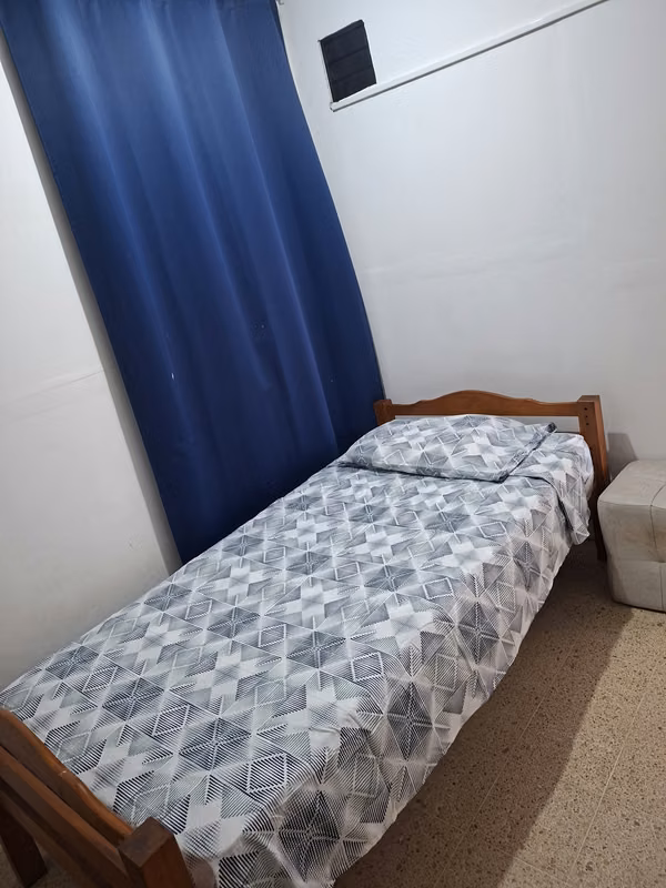 Alquilo hab cómoda amueblada para una persona con todos los servicios incluidos