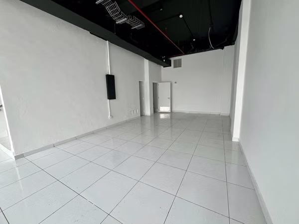 Local Comercial de 160mts2 en Plaza con Parking Techado - Vía Porras | GALT