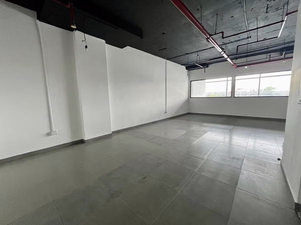 Local Comercial de 160mts2 en Plaza con Parking Techado - Vía Porras | GALT
