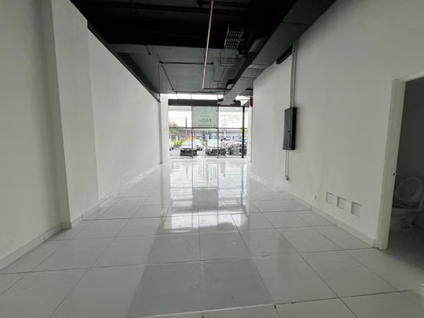 Local Comercial de 160mts2 en Plaza con Parking Techado - Vía Porras | GALT