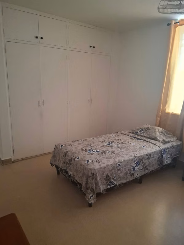 Alquilo hab cómoda grande closet amplio amueblada