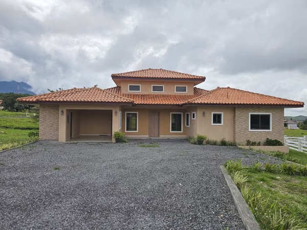 MOVE-IN READY HOME  EQUESTRIAN COMMUNITY, BOQUETE