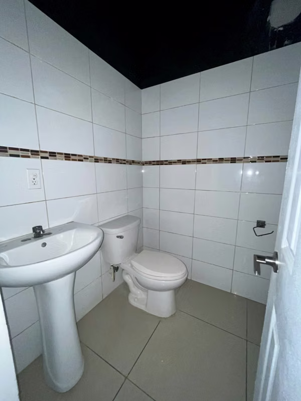 90 m² Commercial Space on Vía Porras | GALT