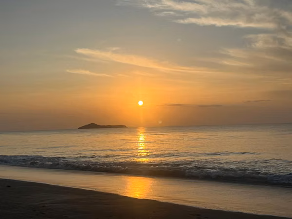 AVAILABLE BEACHFRONT HOUSE - FARALLÓN
