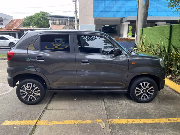Suzuki S-Presso automático 2025 | Solo 9,000 km | Único dueño