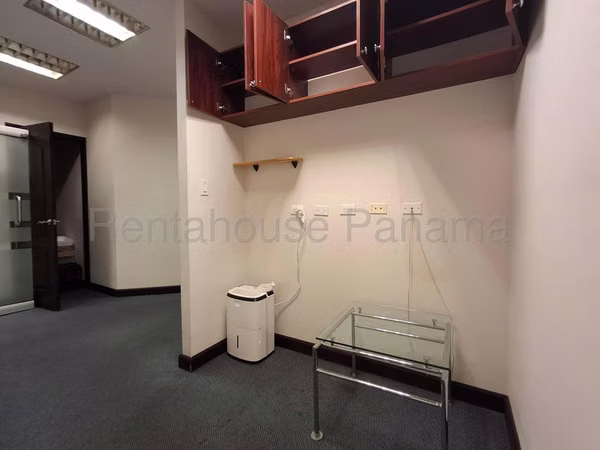 Alquiler de oficina de 100m2 amoblada en Marbella