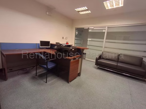 Alquiler de oficina de 100m2 amoblada en Marbella