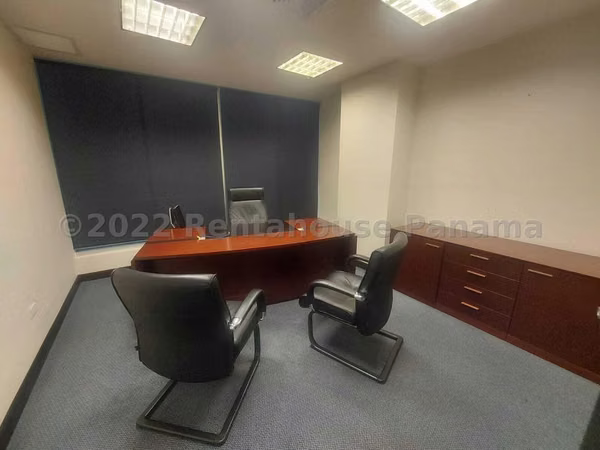 Alquiler de oficina de 100m2 amoblada en Marbella