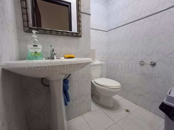 Alquiler de oficina de 100m2 amoblada en Marbella