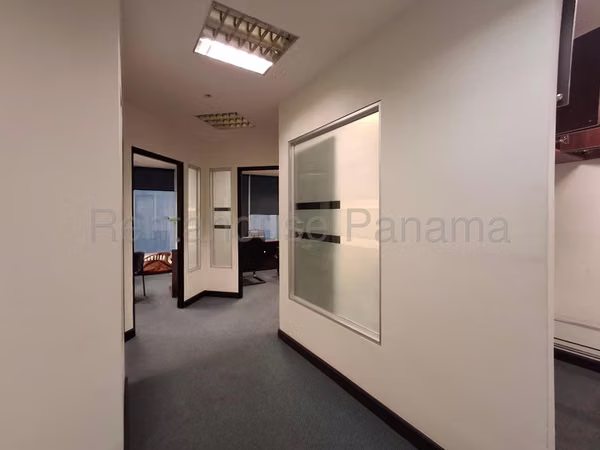 Alquiler de oficina de 100m2 amoblada en Marbella