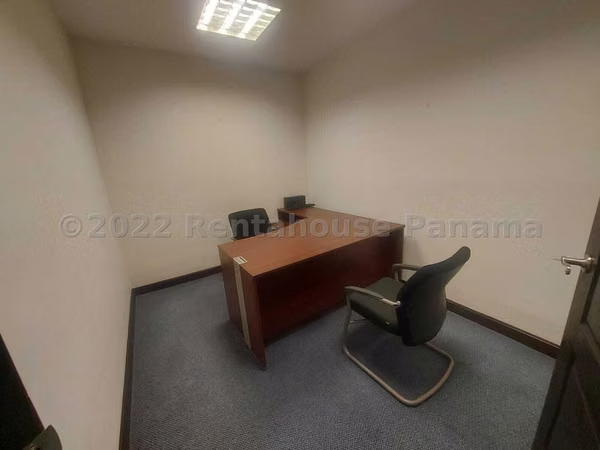 Alquiler de oficina de 100m2 amoblada en Marbella