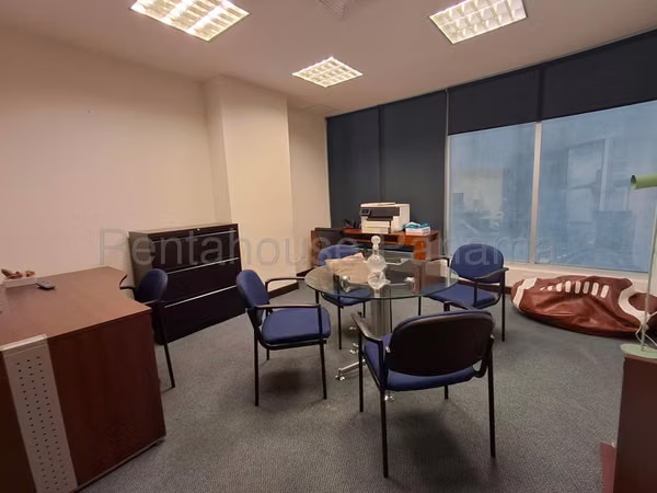 Alquiler de oficina de 100m2 amoblada en Marbella
