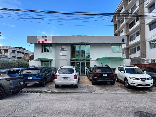 Building with 12 parking spaces for sale in El Carmen