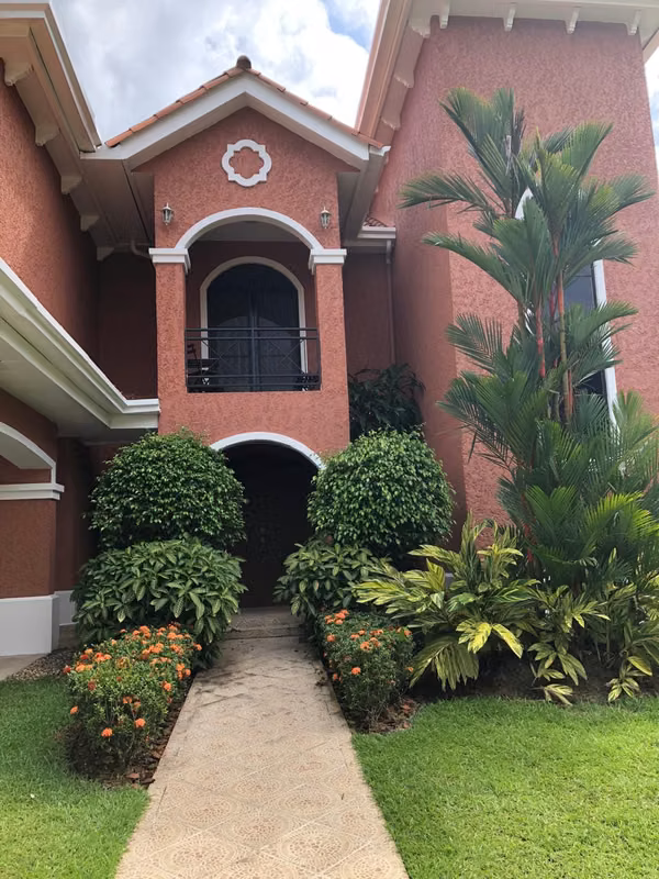 Casa Clayton Village 650 m2 4 hab 4 ba cercano a Embassy Club, Albrook, Ciudad del Saber