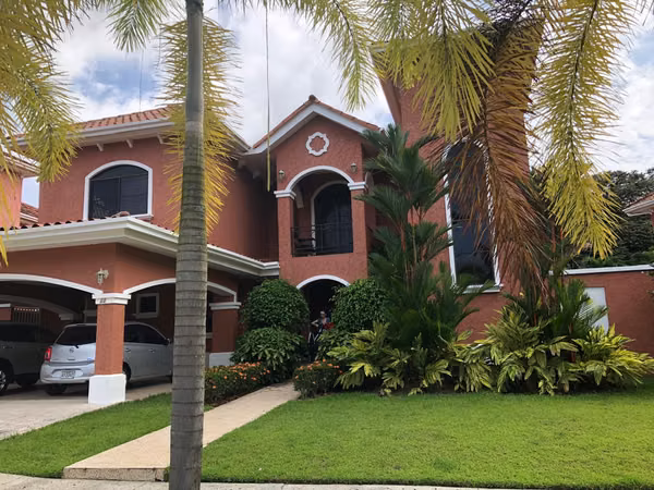 Casa Clayton Village 650 m2 4 hab 4 ba cercano a Embassy Club, Albrook, Ciudad del Saber